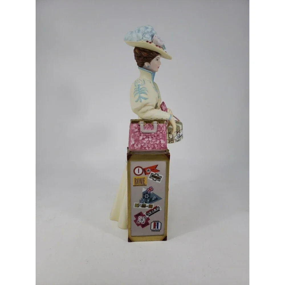 Avon Mrs Albee Award Figurine Statue 2002 in Box Representative President's Club
